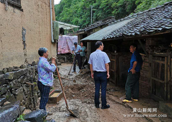 徽州区洽舍乡纪检干部冲锋在抢险救灾第一线