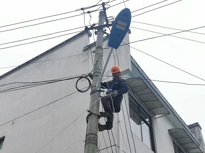 小路灯“照亮”大民生