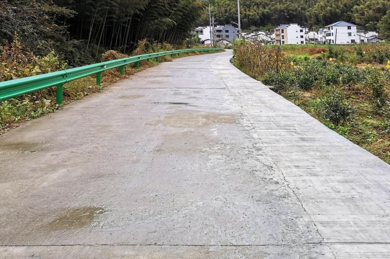 鹤城乡：公路上了“双保险” 村民出行更安全
