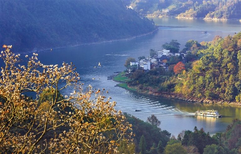 两岸青山映碧水 新安美景入画来