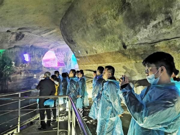 探秘花山谜窟 点赞夜间经济 ——黄山发展大会与会嘉宾考察夜经济侧记