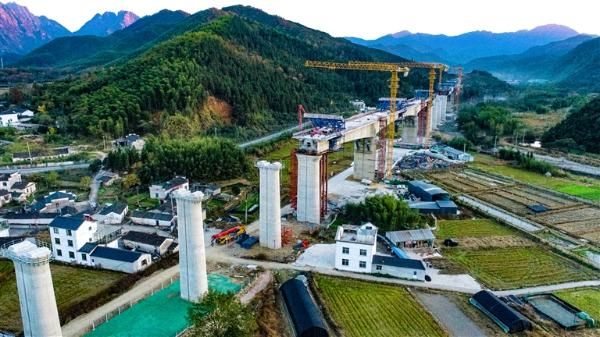 池黄高铁首座百米跨度连续梁合龙
