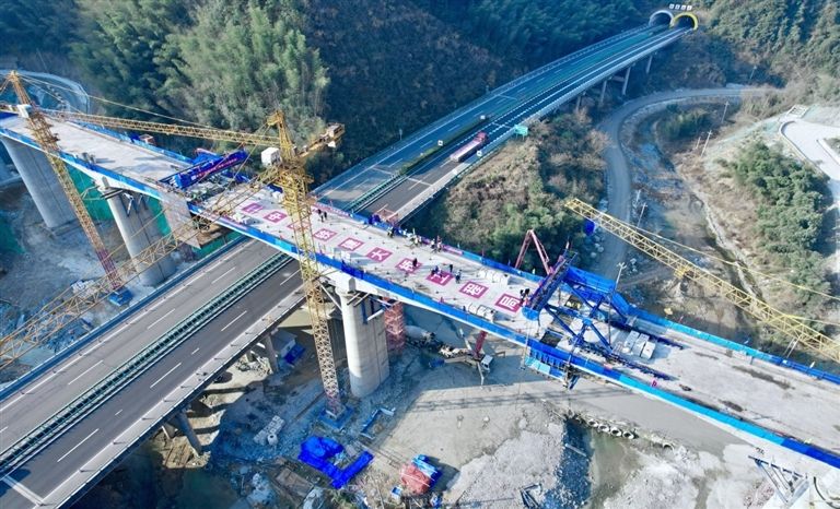 池黄铁路重难点控制性工程顺利完工