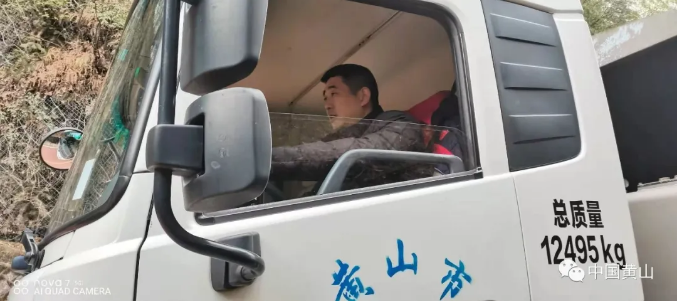 就地过年坚守岗位 默默呵护游客舒心之旅