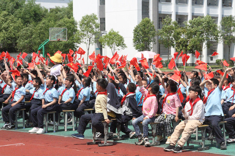 徽州区：“唱红歌 颂党恩  ”呈坎镇中心学校举行红歌合唱比赛