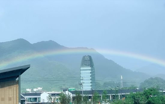 美丽谭家桥 雨后惊现“七彩天桥”