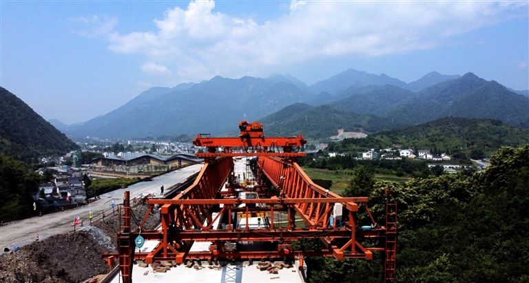 芜黄高速黄山段“跑步向前” 目前已完成总工程量90%，预计年底竣工并通车