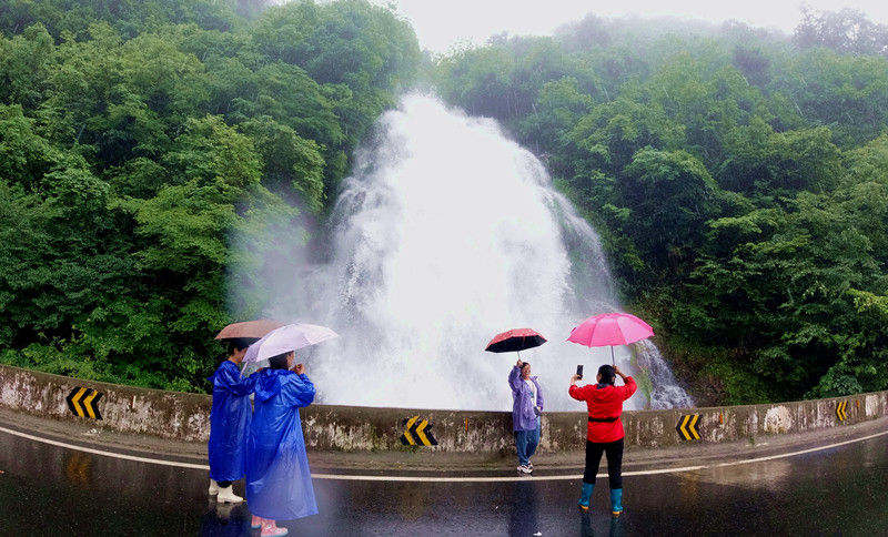 休宁：瀑布气势磅礴 游客雨中欣赏