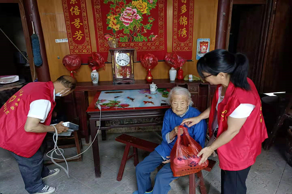 歙县霞坑镇：浓浓端午情 悠悠敬老心