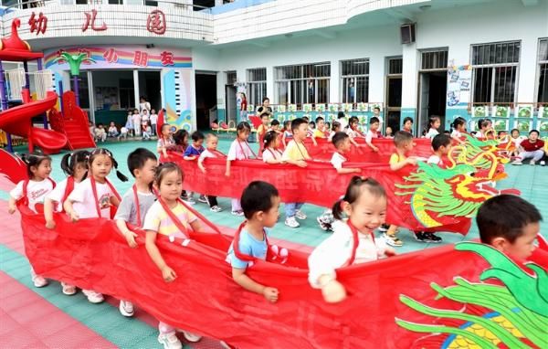 【网络中国节·端午】幼儿园里赛“龙舟”