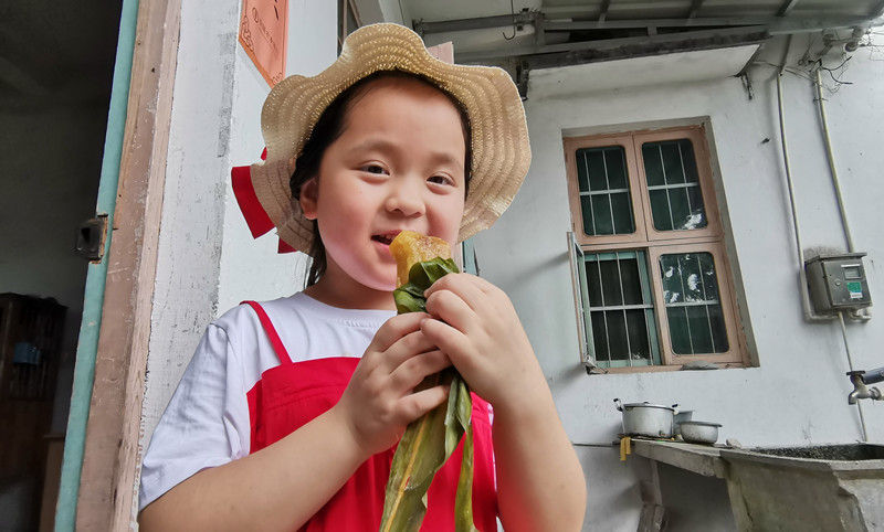 休宁齐云山镇：风味独特的灰汁粽