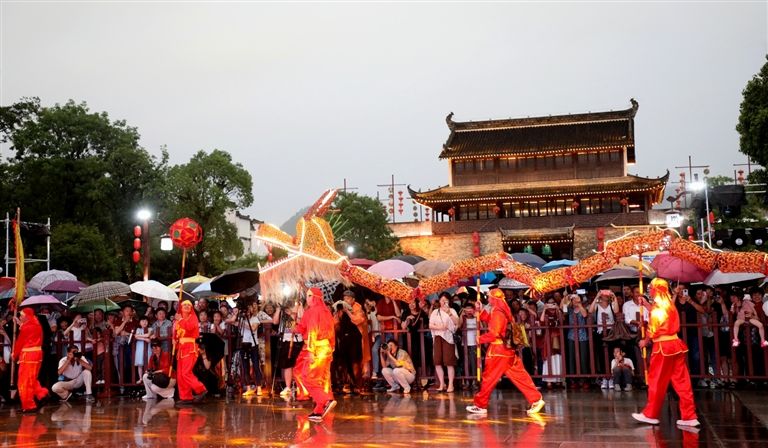 徽州古城非遗夜市冒雨开市