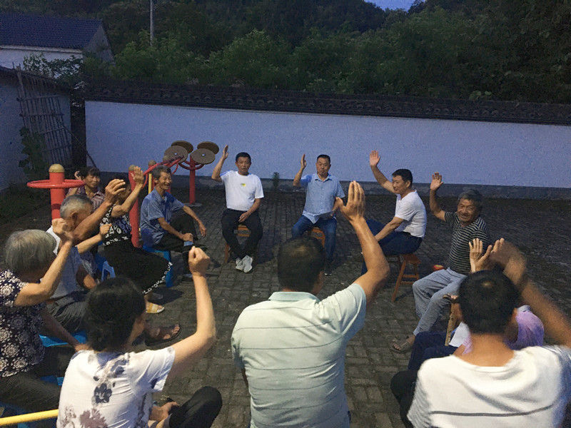 黄山区新丰村：广场变身“广场会” 共商村里大小事