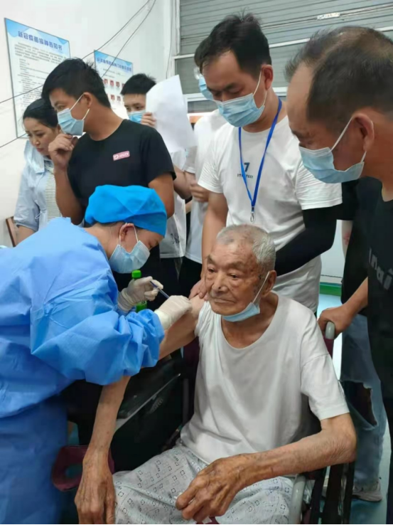屯溪区屯光镇：104岁老人主动接种新冠疫苗