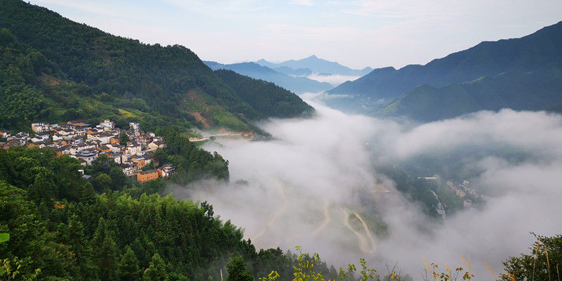 歙县：云海翻涌古村落