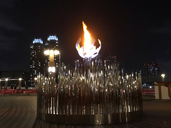 圣火闪耀东京夜空 奥运会市内圣火台向公众开放