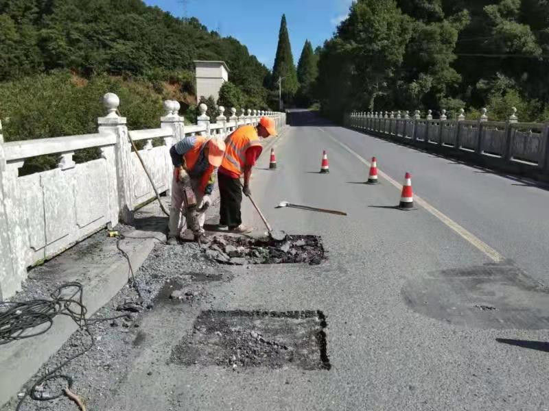 市公路中心黄山分中心扎实做好国省道干线公路安全保畅工作