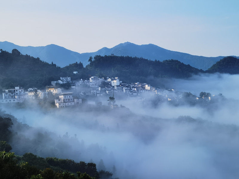 歙县杞梓里镇：烟雨染山色 七月不输春