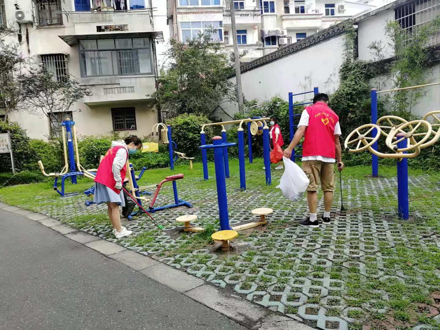 “红马甲”助力文明城市创建