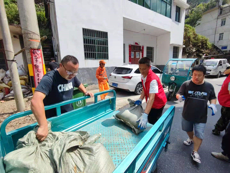 歙县街口镇：环境整治迎国庆  生态立镇助振兴