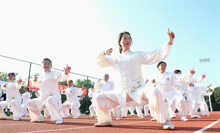 气功健身精神爽