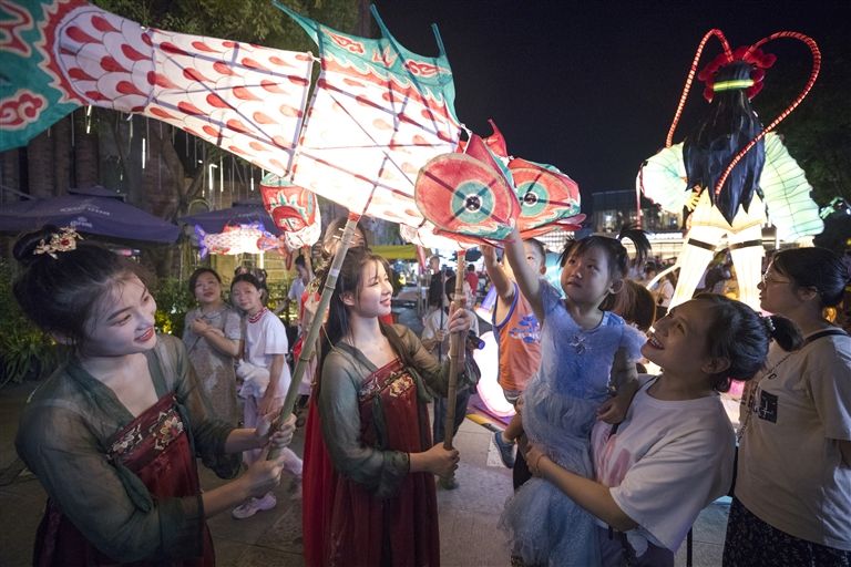 多彩灯会庆中秋