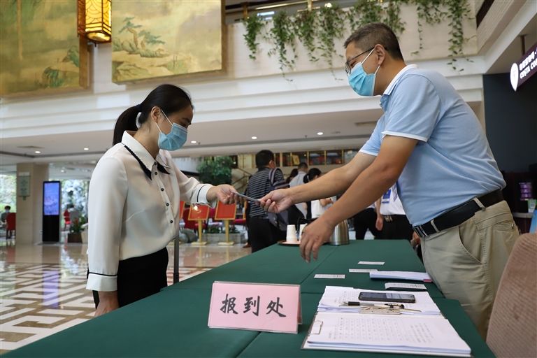 肩负使命 共绘蓝图 市第七次党代会代表报到