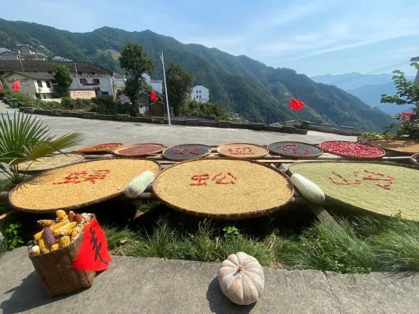 歙县璜田乡：戏曲声中唱丰年
