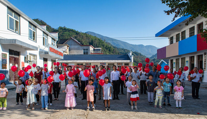祁门县西源村举行迎国庆升旗仪式