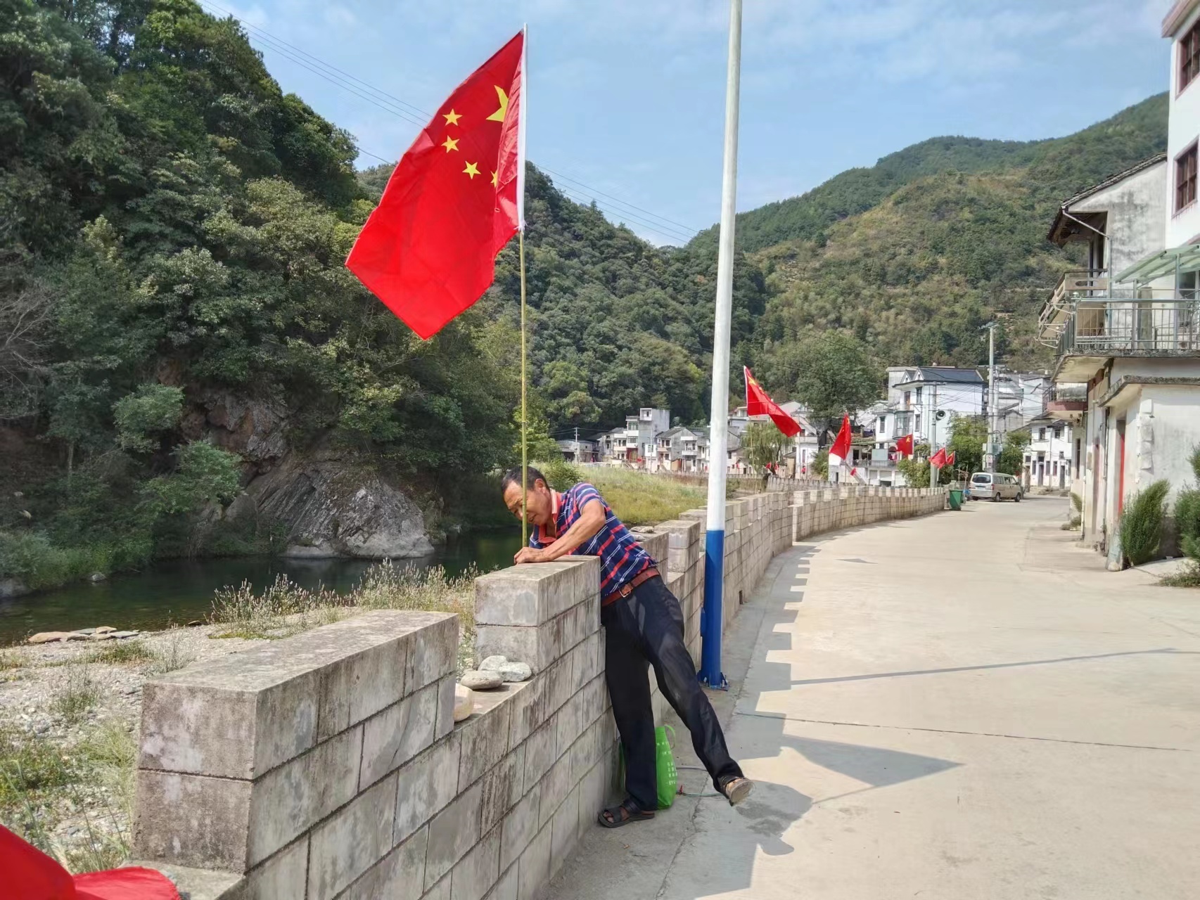 歙县霞坑镇：人居环境大作战 干干净净迎国庆