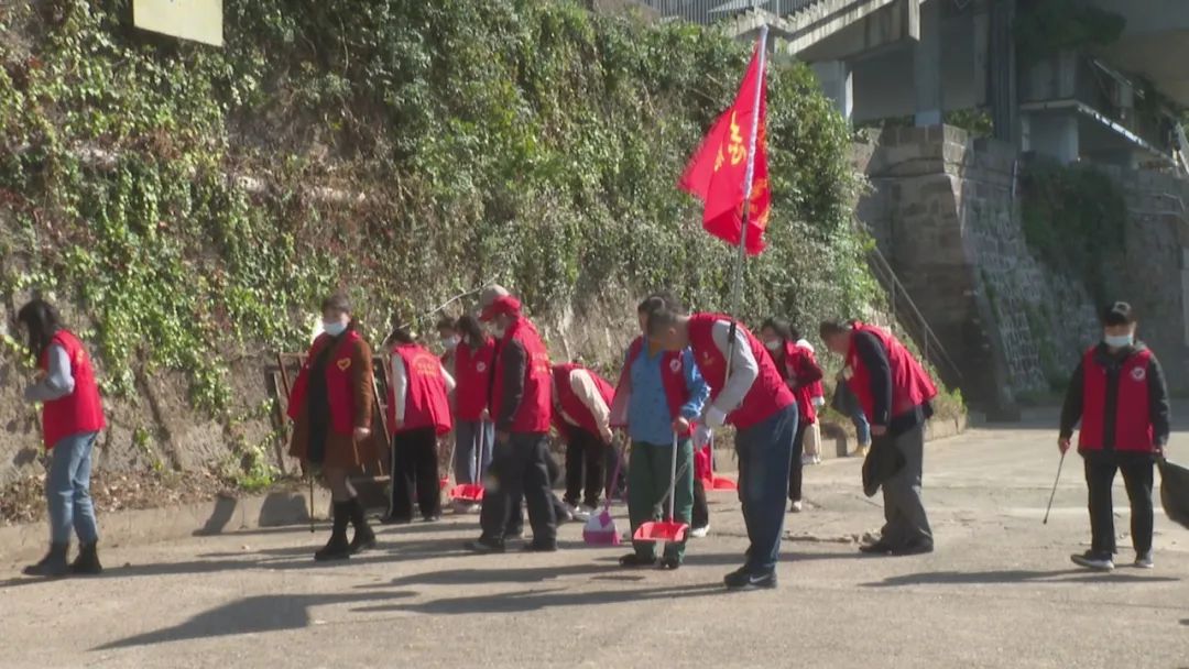 屯溪区开展“清理河道·清洁家园”环境整治志愿服务活动