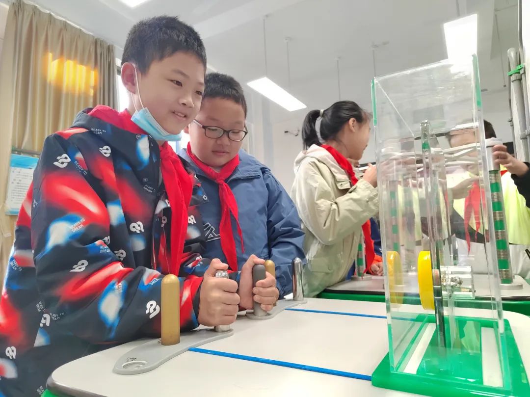 “中国流动科技馆”带学生体验科学魅力