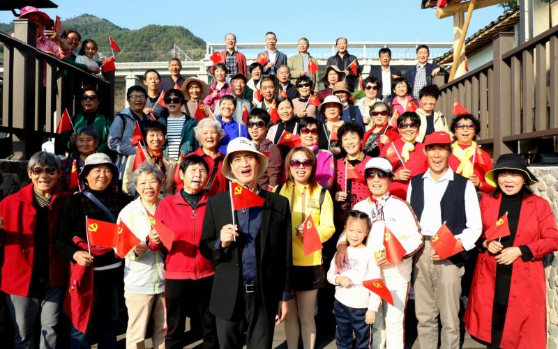 歙县：乡村游 土货俏