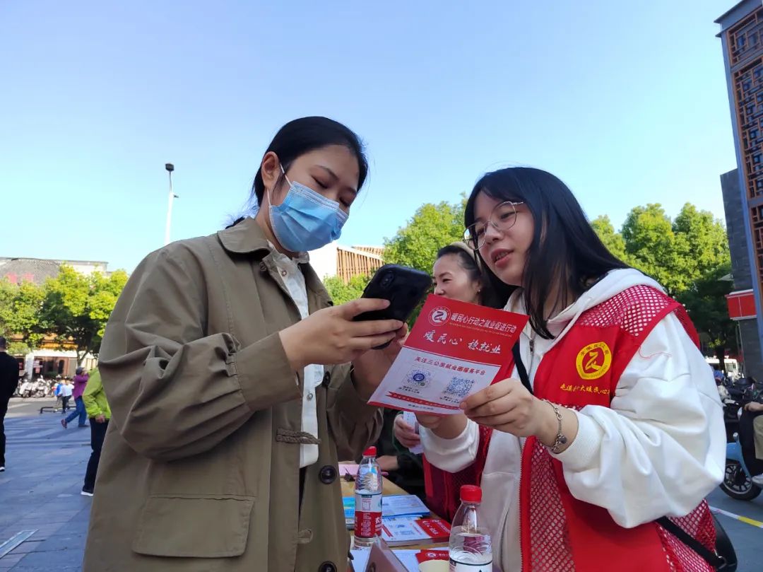 屯溪区举办暖民心就业促进行动暨“新徽菜·名徽厨”行动进社区政策宣传活动