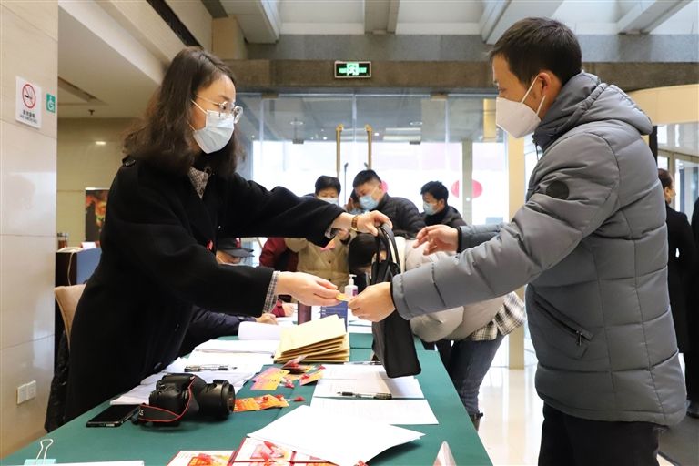 市政协委员报到