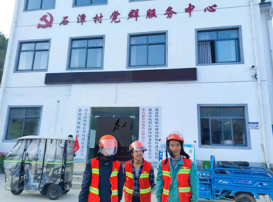 歙县霞坑镇：助力交通安全 发放安全头盔