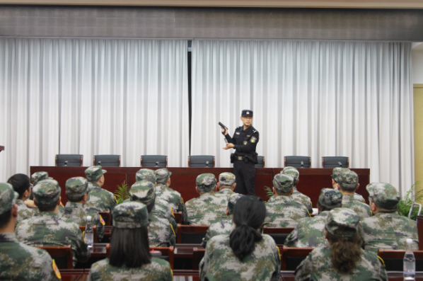 参观见学拓视野  实弹射击强技能