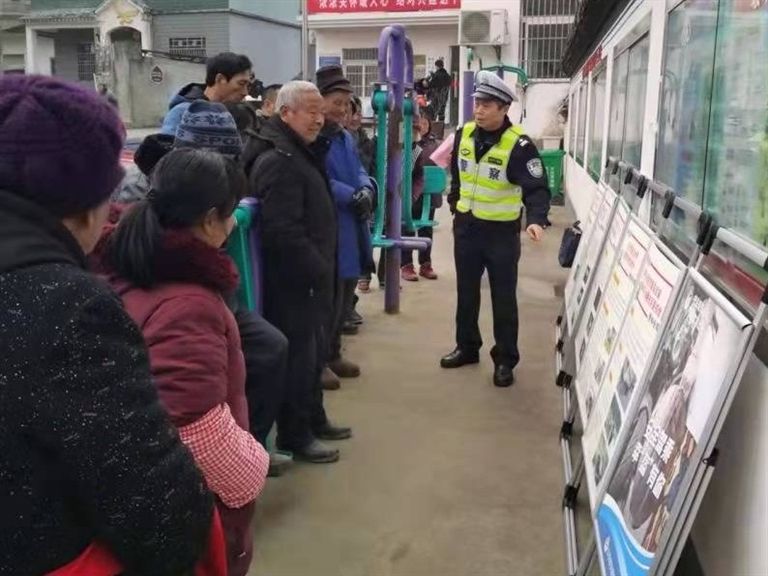 宣传交通安全知识 助力平安乡村建设