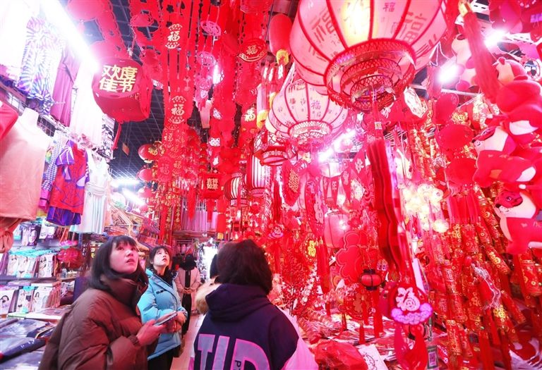 【网络中国节·春节】市场流行“中国红”