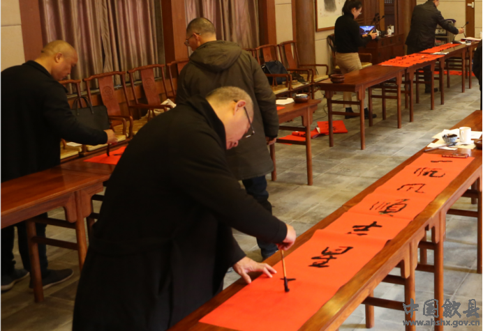 襟吴带楚贺春来 歙县开展徽州古城壬寅年“城门挂春联”活动