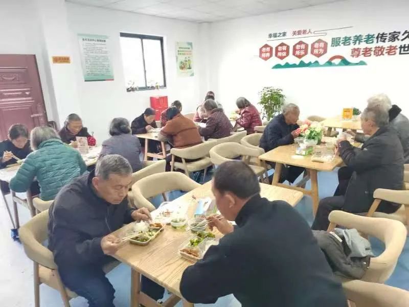 屯光镇：村级老年助餐点受青睐