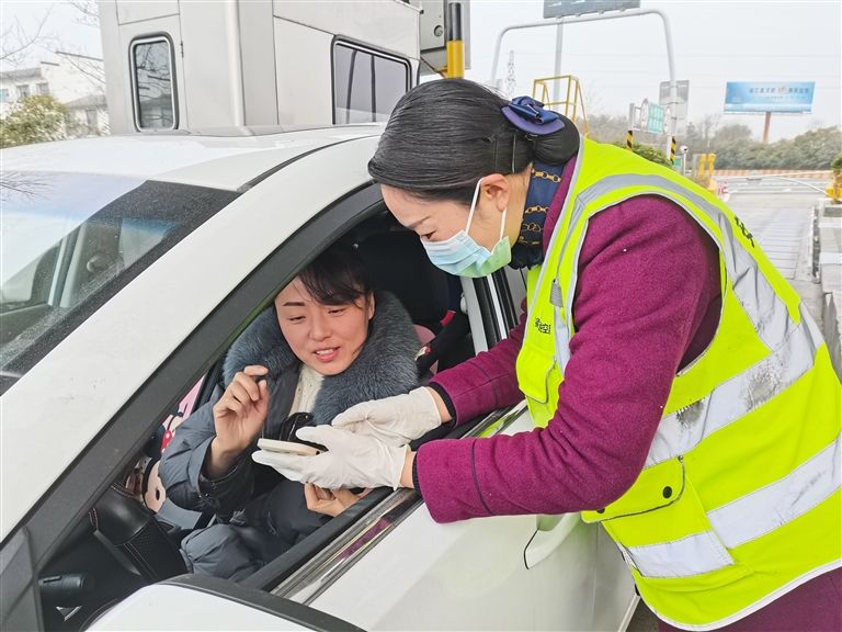 胡秀云： 微笑服务 扮靓窗口