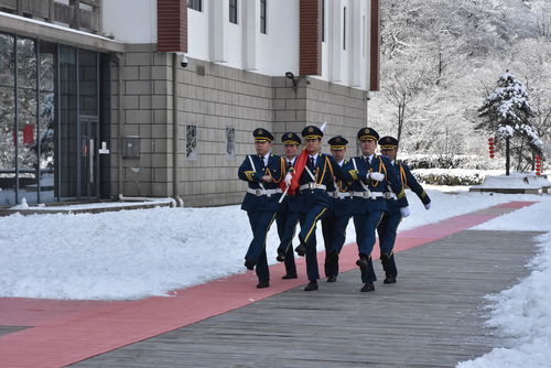 农历除夕， 游客员工齐聚黄山之巅升国旗 辞旧岁 迎新春
