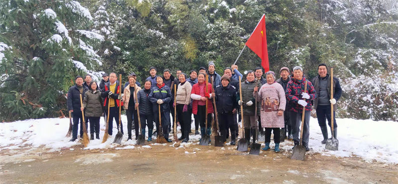歙县石门：威风岭上党旗展，乡村齐心战冰雪
