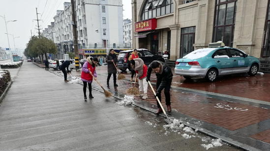 休宁：清扫路面积雪 保障平安出行