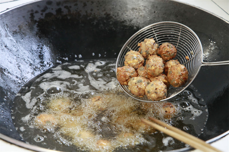 祁门县祁山镇：包春卷  炸肉圆 古村新颜迎虎年