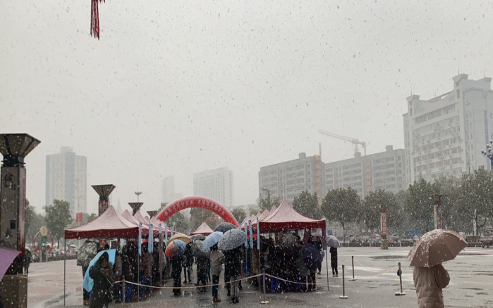 屯溪区昱东街道：组织就业困难人员参加专场招聘会  