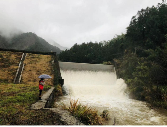 黟县柯村镇积极应对暴雨险情   