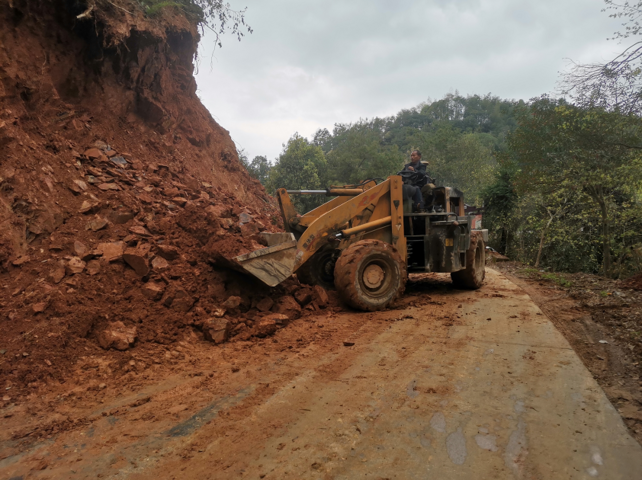 歙县坑口乡：清理道路塌方护安全