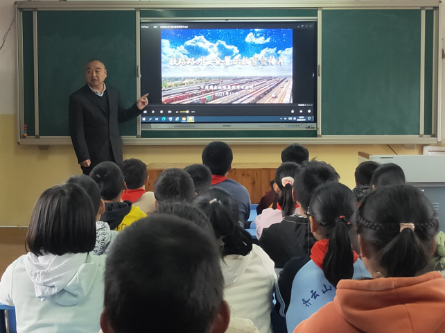 齐云山中心小学：开展铁路安全警示教育活动